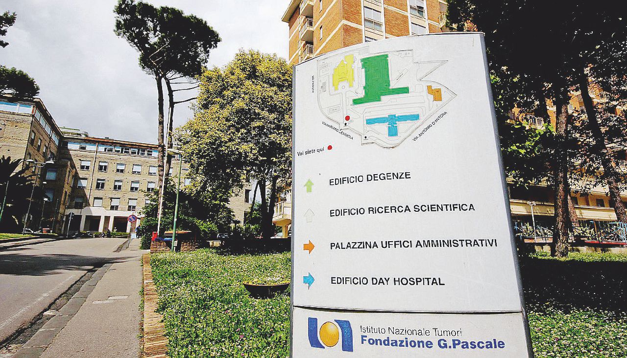 L’Ospedale - L’ingresso del G. Pascale di Napoli - Ansa Il primario e la moglie che lucravano sui malati