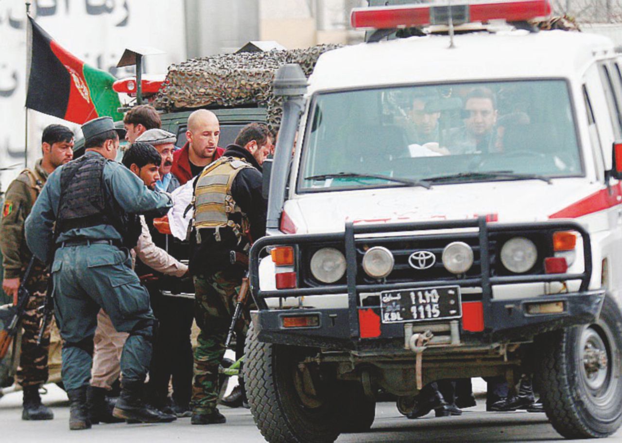 Kabul, “Terroristi dell’Isis travestiti da medici”: 40 morti Kabul, “Terroristi dell’Isis travestiti da medici”: 40 morti