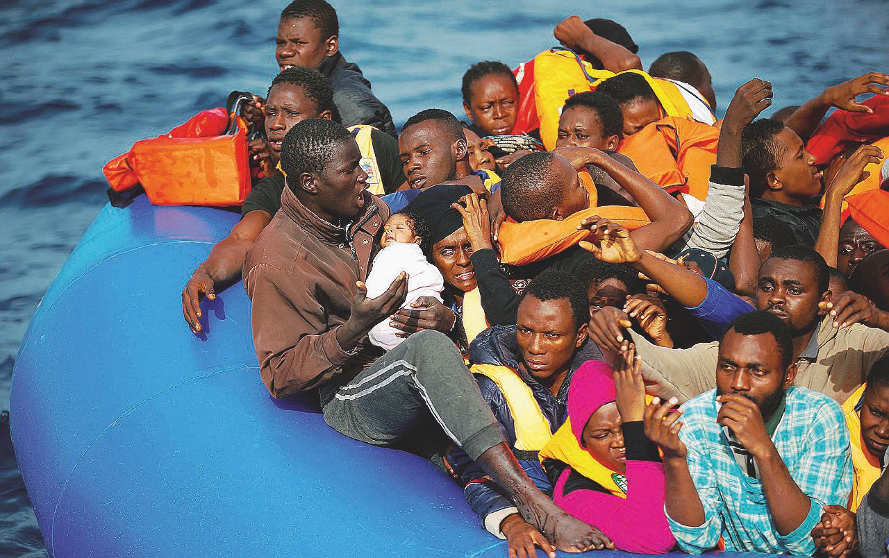 Barconi - Nel 2016 sono arrivati in Italia 20 mila bambini non accompagnati, il 60% via mare - LaPresse Migranti, l’Italia chiede aiuto e riceve bocciature