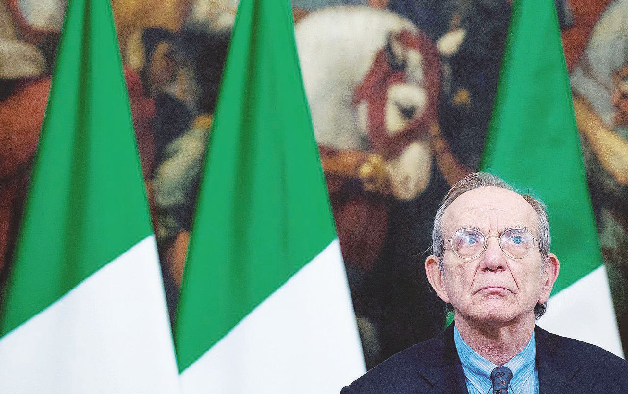 Sfinge - Il ministro dell’Economia e delle Finanze, Pier Carlo Padoan - Ansa Padoan su Marroni fa finta di nulla: “Resta fino al 2018”