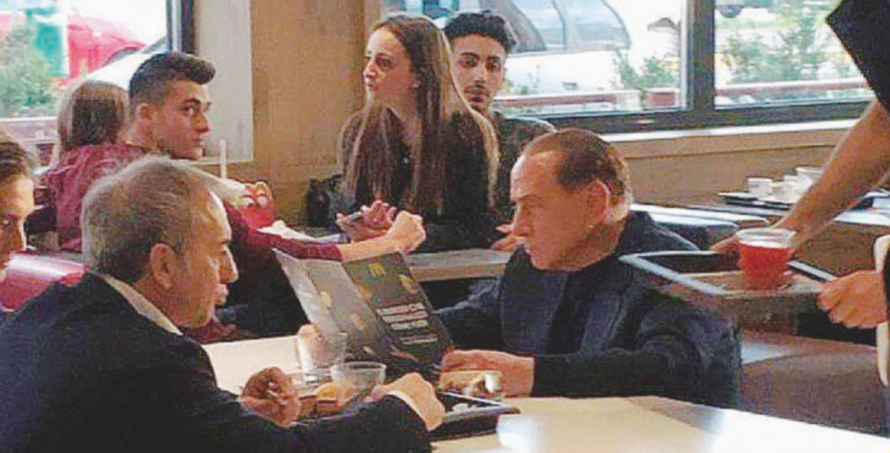 B. fa il salutista al McDonald’s: ordina una spremuta B. fa il salutista al McDonald’s: ordina una spremuta