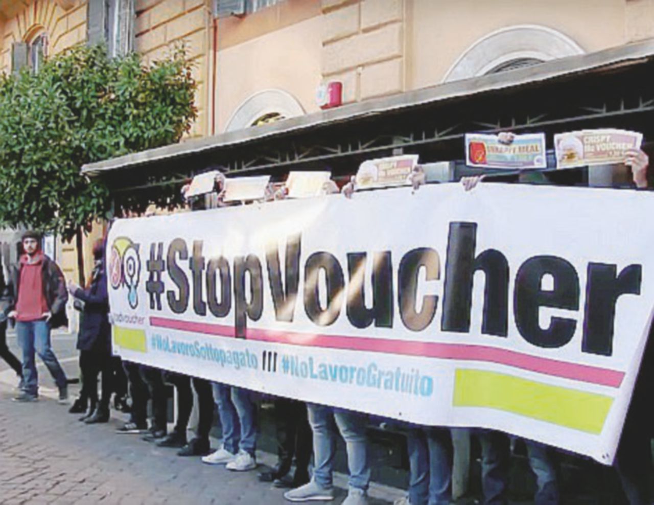 Una protesta contro i voucher Arriva la stretta sui voucher: una norma per disinnescare i referendum sul Jobs Act