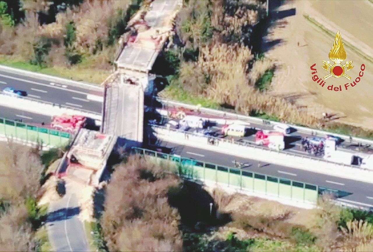 Lavori, il ponte crolla: 2 morti. “L’autostrada andava chiusa” Lavori, il ponte crolla: 2 morti. “L’autostrada andava chiusa”