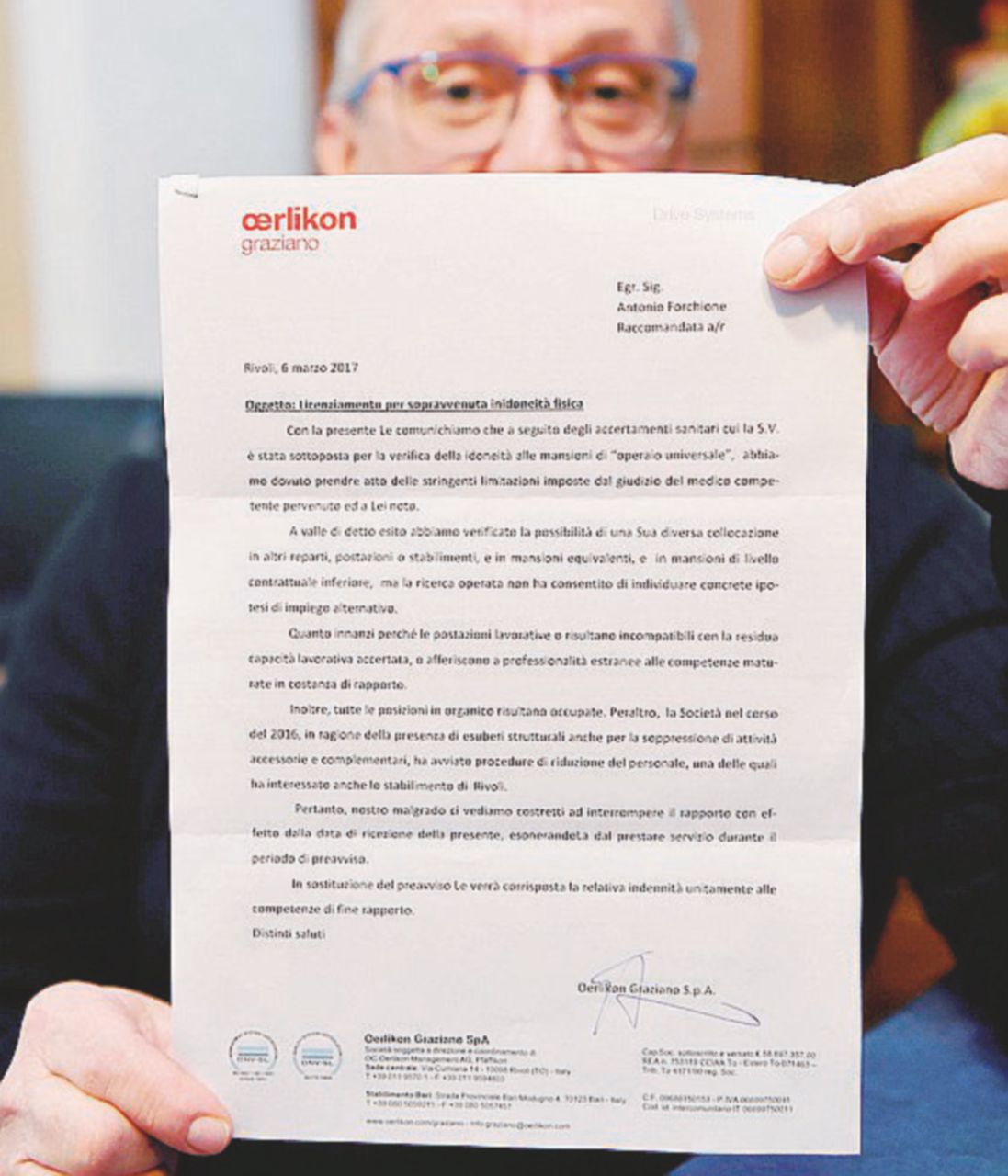 Antonio Forchione lavoratore dell’azienda Oerlikon Graziano mostra la lettera di licenziamento - Ansa La fabbrica dei diritti negati: operai licenziati perchè colpiti da gravi malattie
