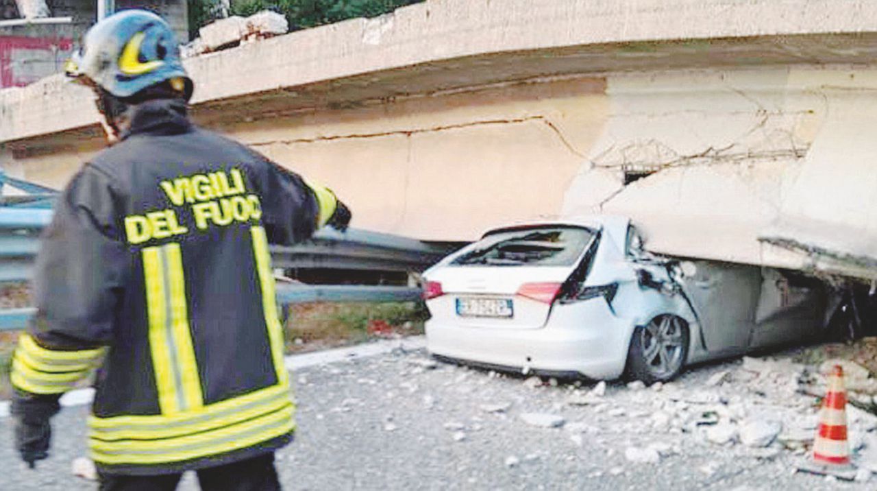 Il cavalcavia crollato nell’ottobre scorso sulla Milano-Lecco: una vittima - Ansa I viadotti sgretolati o sbarrati sulle strade senza manutenzione