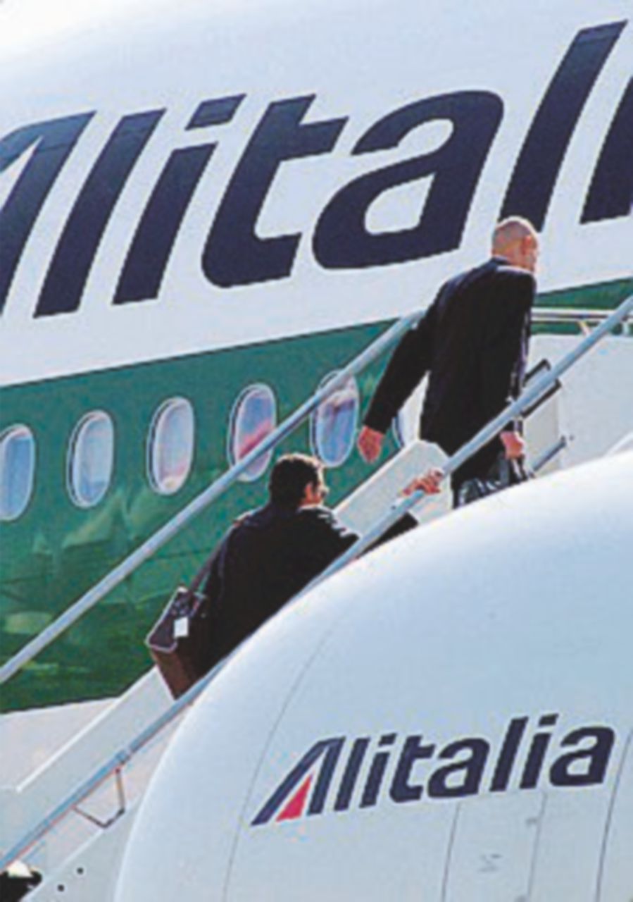 Alitalia, il cda dice sì al piano: esuberi e sforbiciate ai costi Alitalia, il cda dice sì al piano: esuberi e sforbiciate ai costi