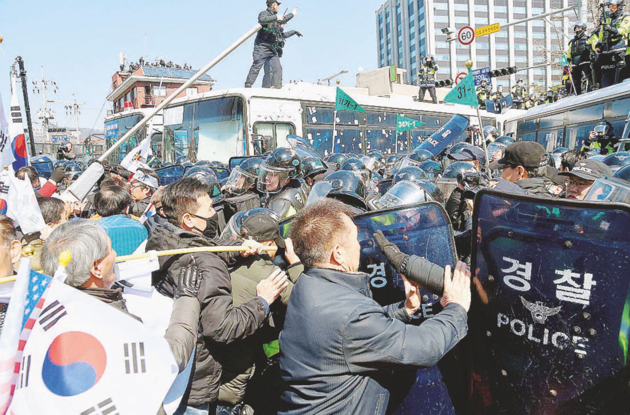 Rabbia popolare - Gli scontri a Seul tra manifestanti e polizia - Reuters Chi va con la santona perde la poltrona, presidente Park
