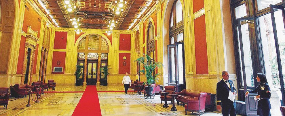 Off limits - Davanti l’aula via i lobbisti - Ansa Alla Camera i lobbisti sul registro: un primo passo che serve a poco