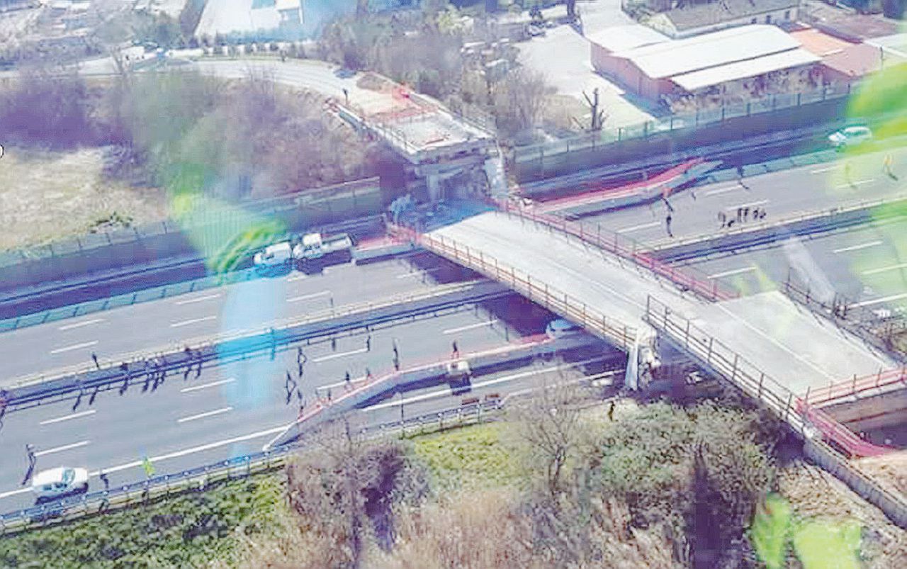 Il ponte - L’immagine del cavalcavia crollato tra il casello di Loreto e Ancona Sud sulla A14 - LaPresse Autostrade blocca ancora la legge sulle ispezioni