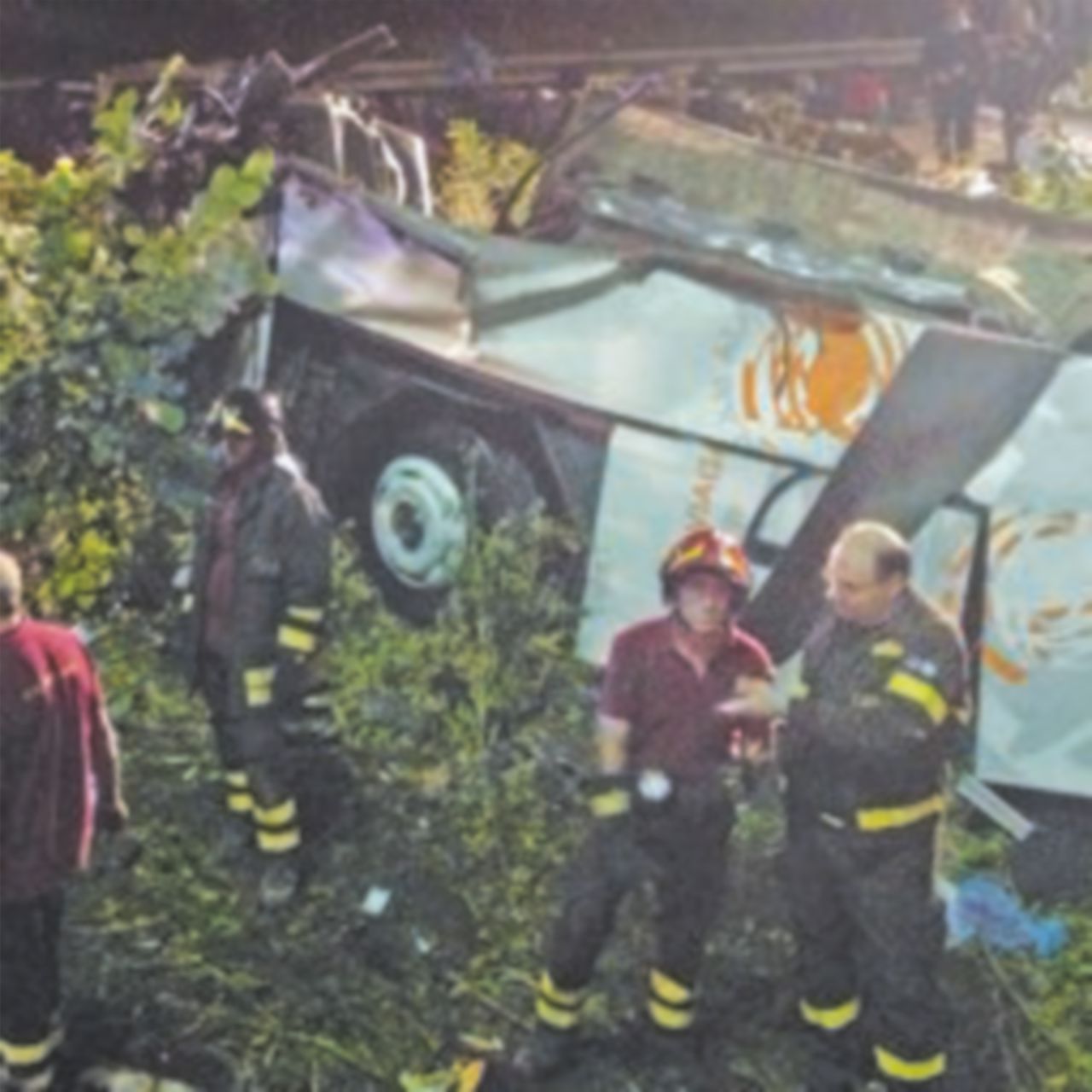 I periti sul bus nella scarpata: la barriera aveva i bulloni usurati I periti sul bus nella scarpata: la barriera aveva i bulloni usurati