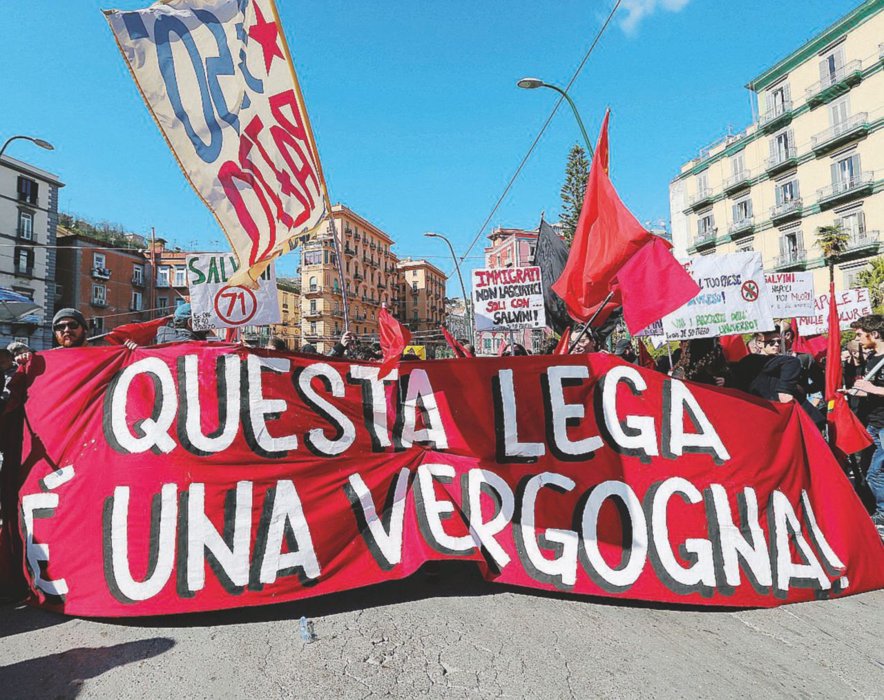 Tanti “mai con Salvini”, poi i soliti black bloc Tanti “mai con Salvini”, poi i soliti black bloc