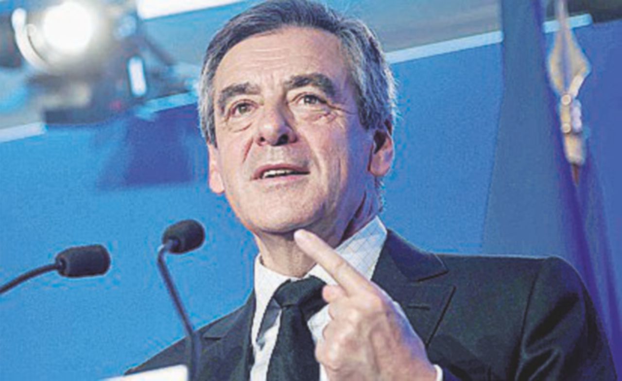 Francois Fillon, candidato del centrodestra all’Eliseo - LaPresse Ahi Fillon: la grana degli abiti firmati da 48mila euro pagati da “amici”. E la vignetta antisemita su Macron