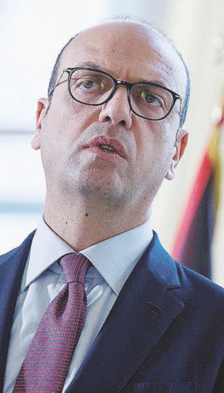 Quando Matteo chiedeva la testa degli altri: Alfano, De Girolamo, Cancellieri, Lupi, Guidi Quando Matteo chiedeva la testa degli altri: Alfano, De Girolamo, Cancellieri, Lupi, Guidi