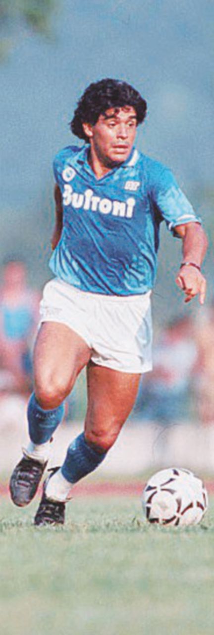El Pibe de Oro - Diego Armando Maradona con la maglia del Napoli negli anni ’80 Straparlando