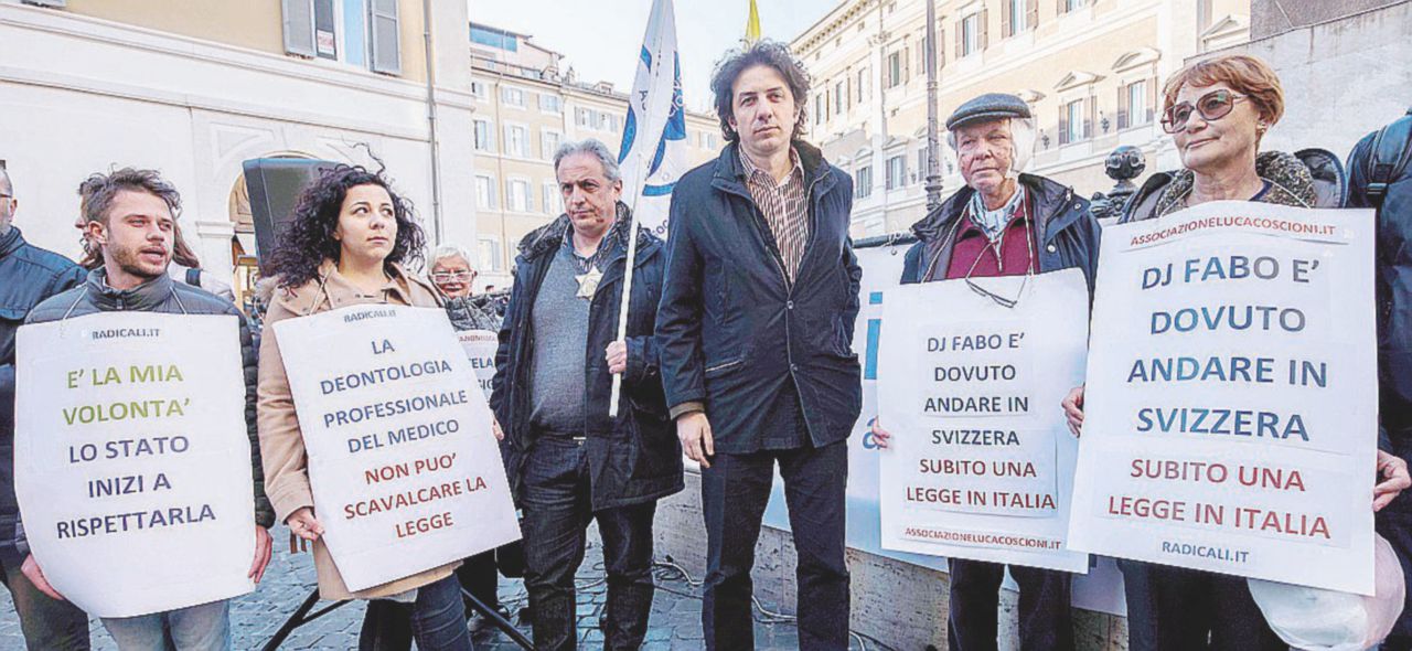 Ieri, in piazza Montecitorio, c’è stata una manifestazione dei Radicali per chiedere l’approvazione della legge sul biotestamento - LaPresse/Ansa Fine vita: cinque articoli per 16 proposte. Cosa prevedono (e cosa no)