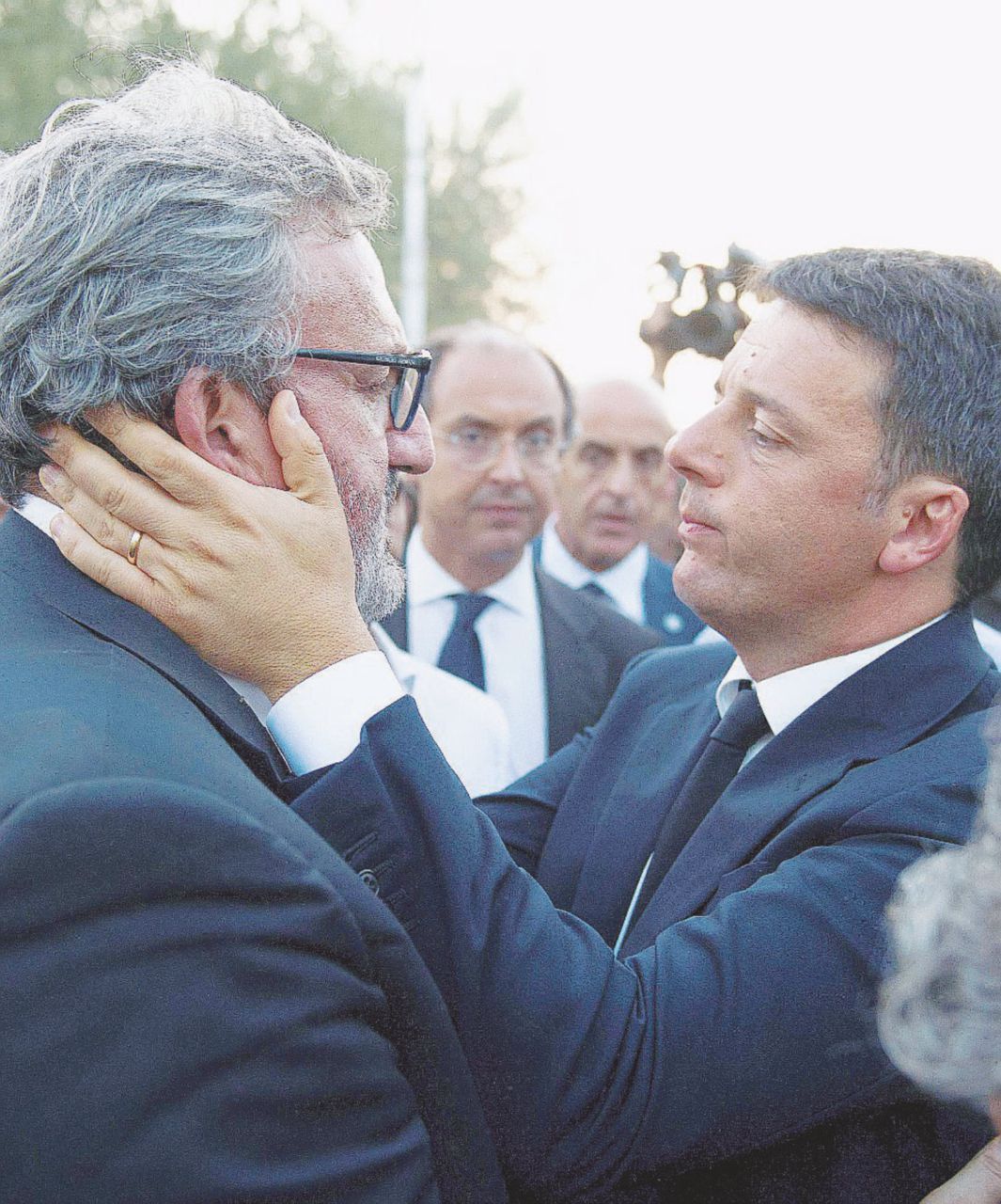 Matteo Renzi accarezza Michele Emiliano - Ansa “Ci intimidiscono”, “Sei come Salvini” Il gaio dibattito Pd