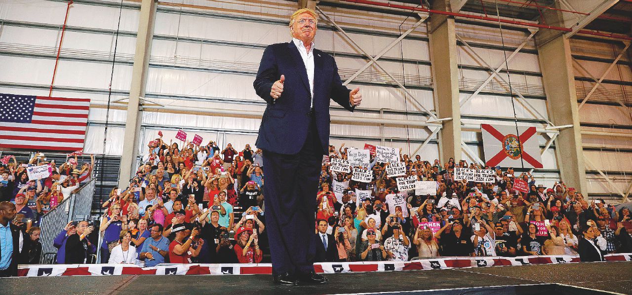 Make America great again - Un comizio di Donald Trump - LaPresse Retorica e niente numeri: fine del dibattito pubblico
