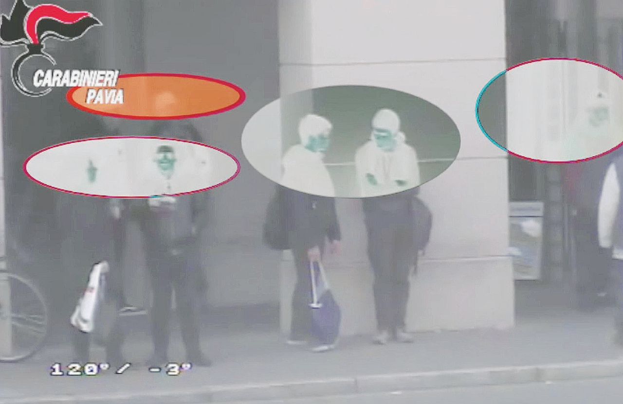 Le riprese - Alcuni componenti del gruppo dei bulli arrestati a Vigevano (Pavia) nel video girato dai carabinieri fuori dalla scuola - Ansa “Riduzione in schiavitù e violenza sessuale”. Il baby branco si vantava sui social network