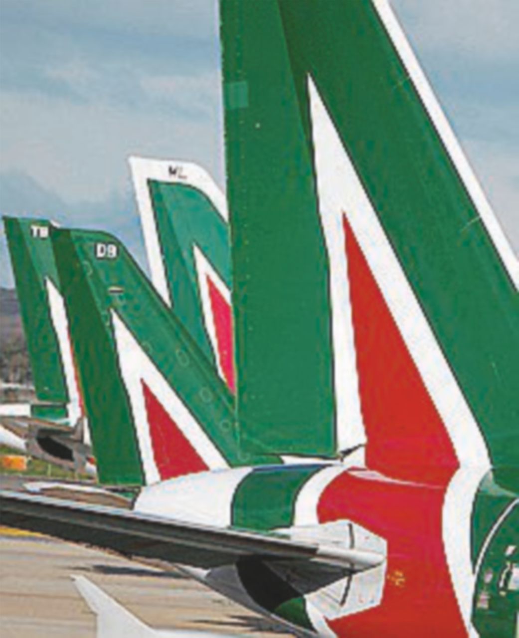 Copertina di Alitalia, ecco il piano: 1 miliardo di tagli. Verso migliaia di esuberi