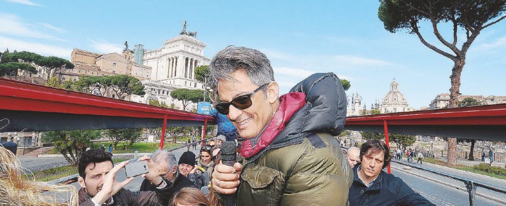 Conferenza stampa “sulla strada” per lo showman - Ansa “Salvo giornali e metto gente in ringhiera. Sono un gentista”