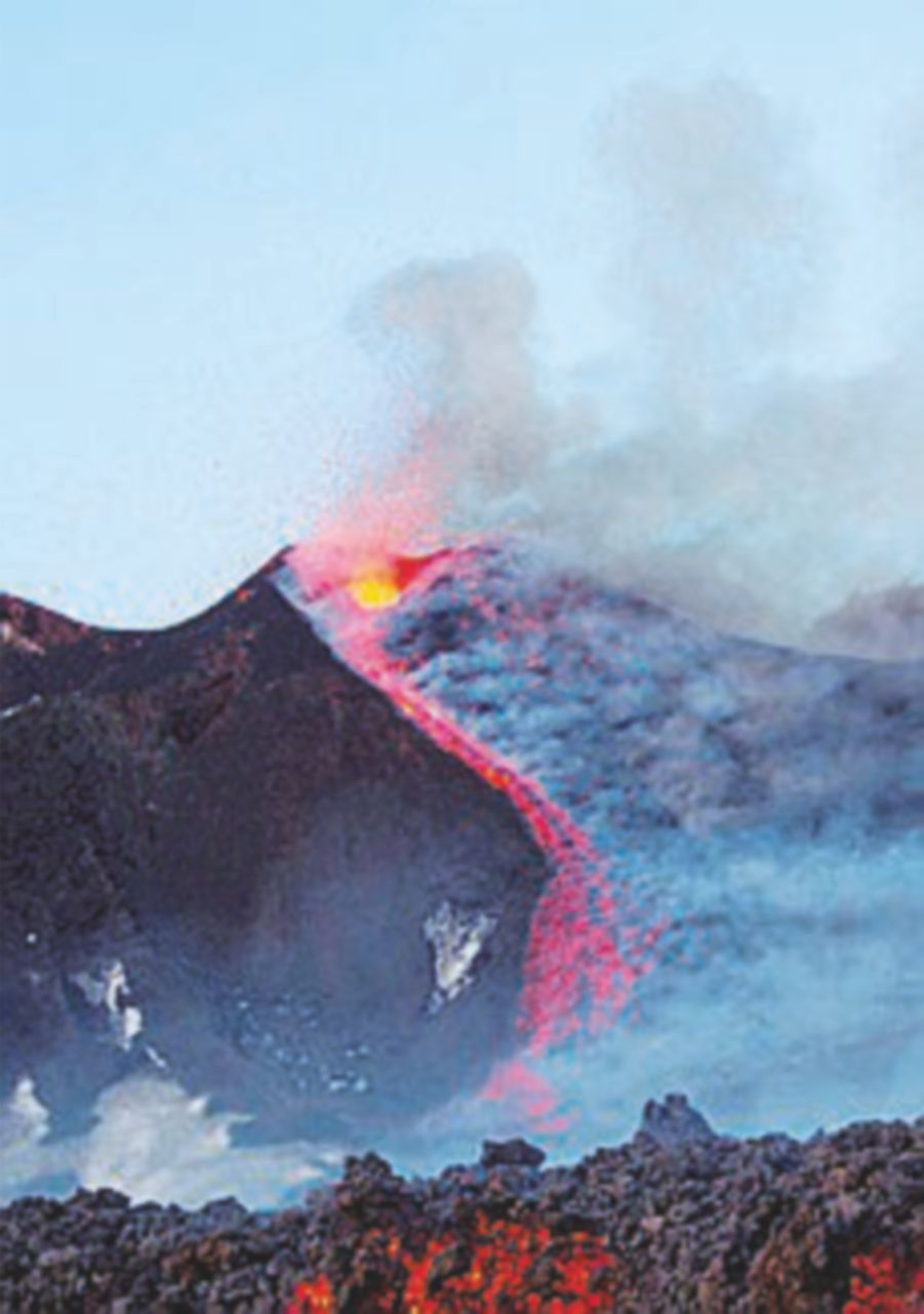 Etna, forte eruzione a 2.700 metri: dieci feriti non gravi Etna, forte eruzione a 2.700 metri: dieci feriti non gravi
