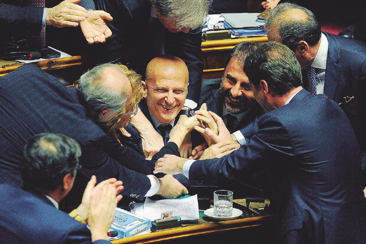 Il Pd salva il soldato Minzolini e vìola la (sua) legge Severino Il Pd salva il soldato Minzolini e vìola la (sua) legge Severino