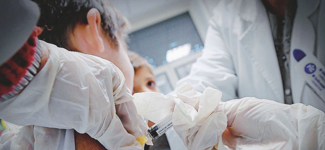 Vaccini e morbillo, l’esperto del Gaslini di Genova: “Senza profilassi i genitori espongono i figli a rischi mortali”