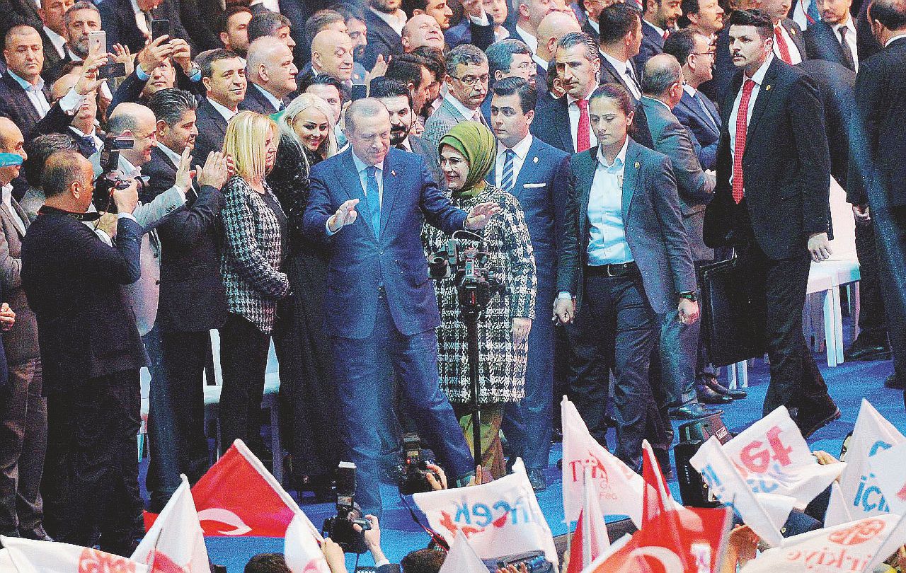 Dettame islamico - Erdogan con la moglie - Ansa Erdogan e la strategia del coniglio anti-Occidente