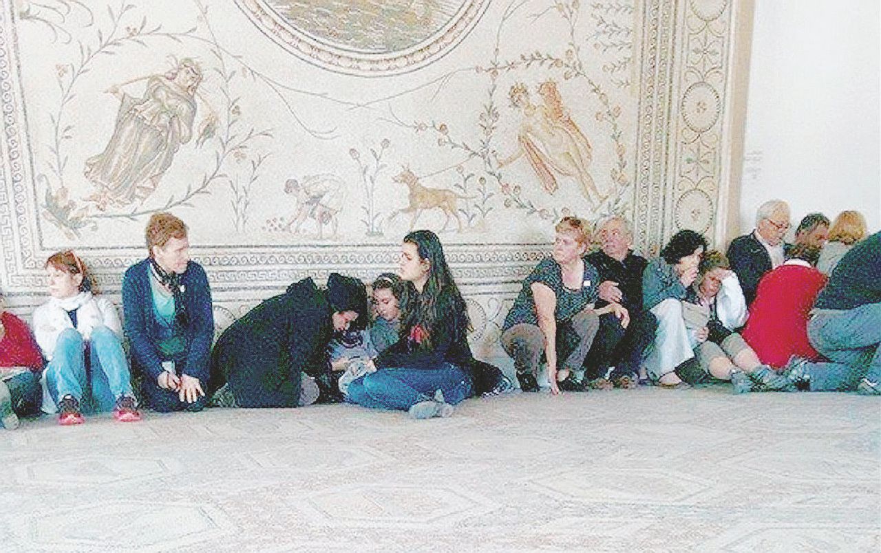 22 marzo 2015 - Una foto tratta dall’account Twitter di Farouk Afi mostra gli ostaggi all’interno del Museo del Bardo a Tunisi - Ansa Il turista inconsapevole non può lamentarsi troppo