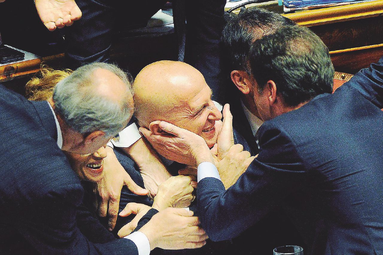 Feste per Augusto Minzolini - LaPresse La risurrezione di B. È “l’argine democratico” contro i 5Stelle