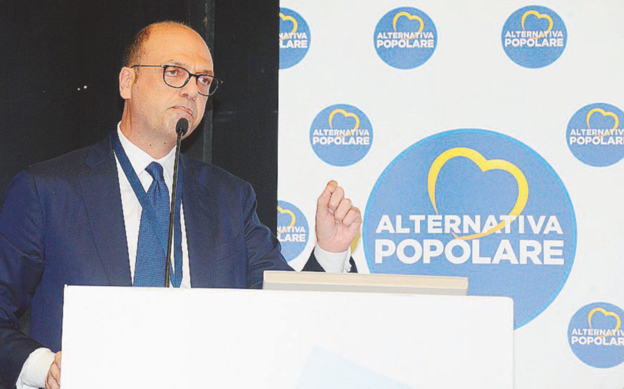 Al centro - Il funerale di Ncd officiato da Angelino Alfano, gran cerimoniere di “Alternativa popolare”. Alfano caccia la destra (dal nome): “Al centro si è riaperta una prateria”