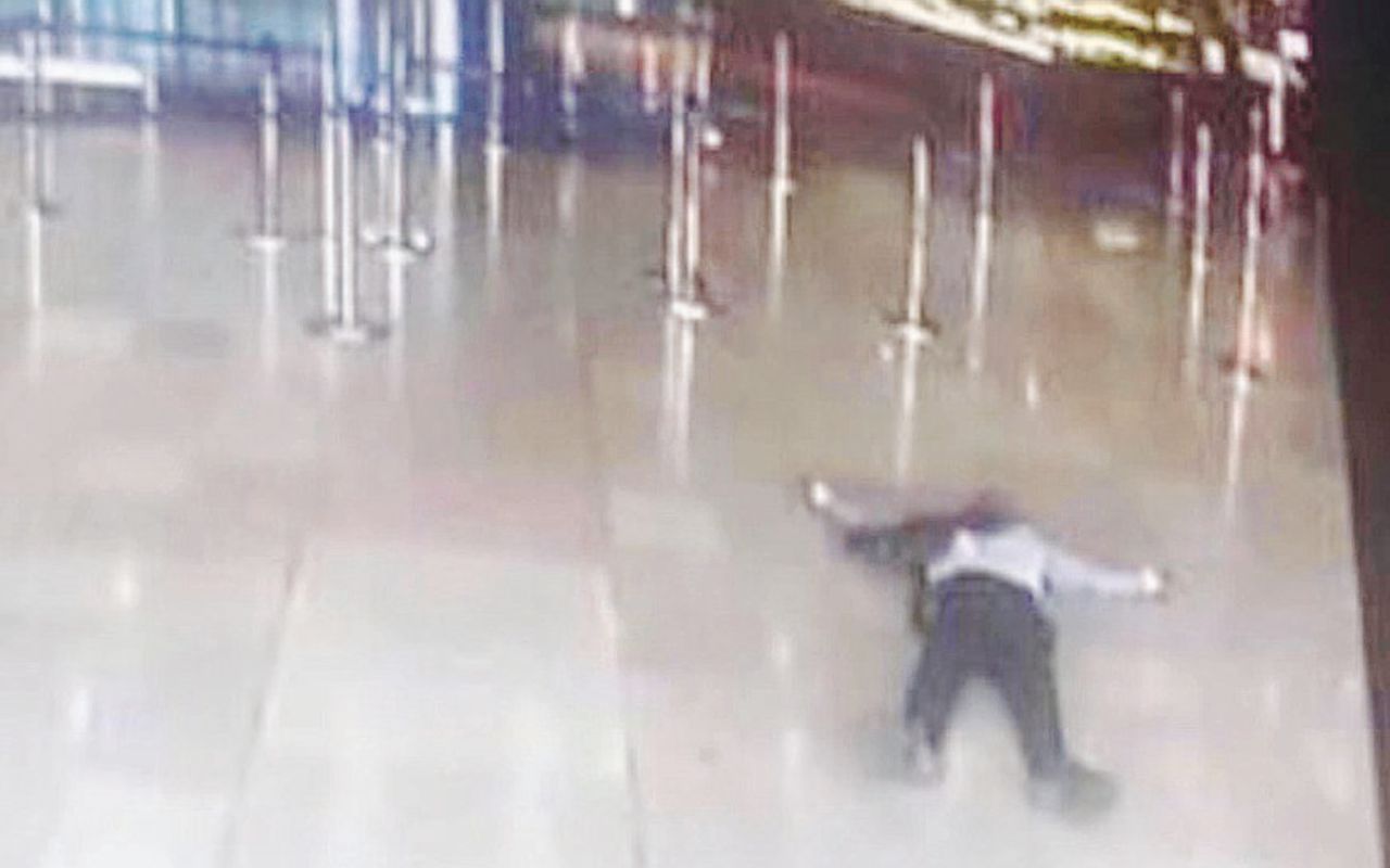 Terminal - Il cadavere di Ziyed B. (39 anni) nello scalo di Orly - Ansa Radicalizzato e avventato: ucciso