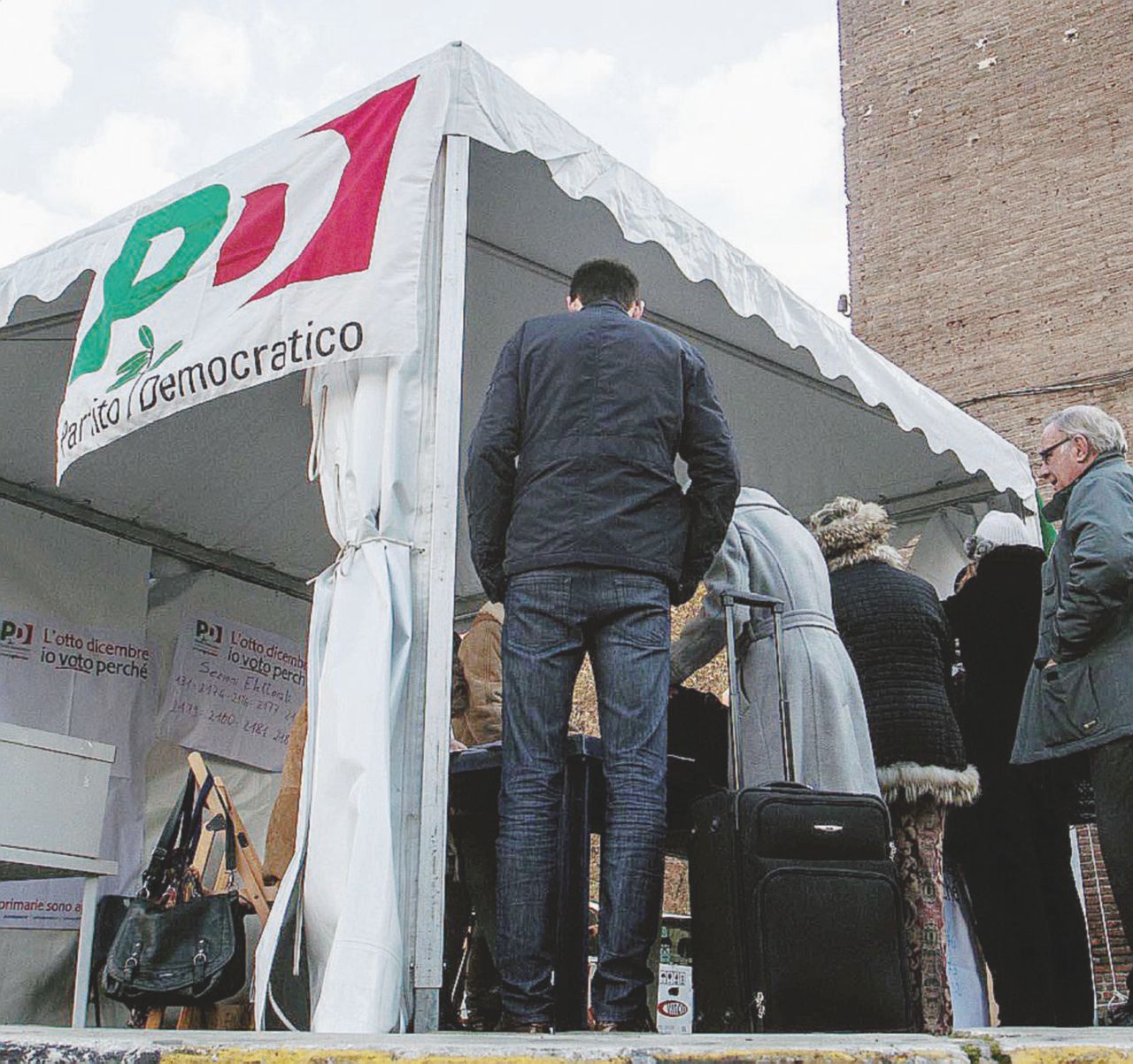 Prima dei gazebo - Elettori del Pd in coda per le primarie - Ansa Il mercato delle tessere Dem per inquinare il congresso