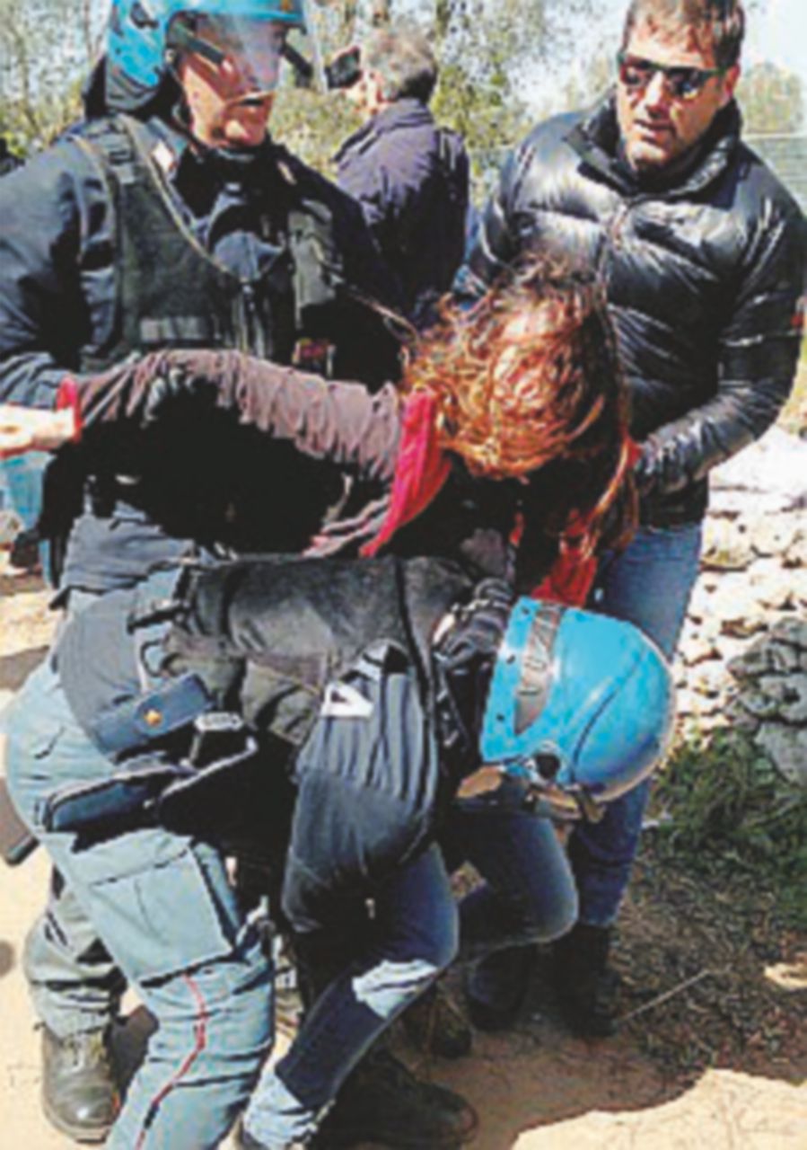 Gasdotto a Lecce, rivolta contro il taglio degli ulivi Gasdotto a Lecce, rivolta contro il taglio degli ulivi