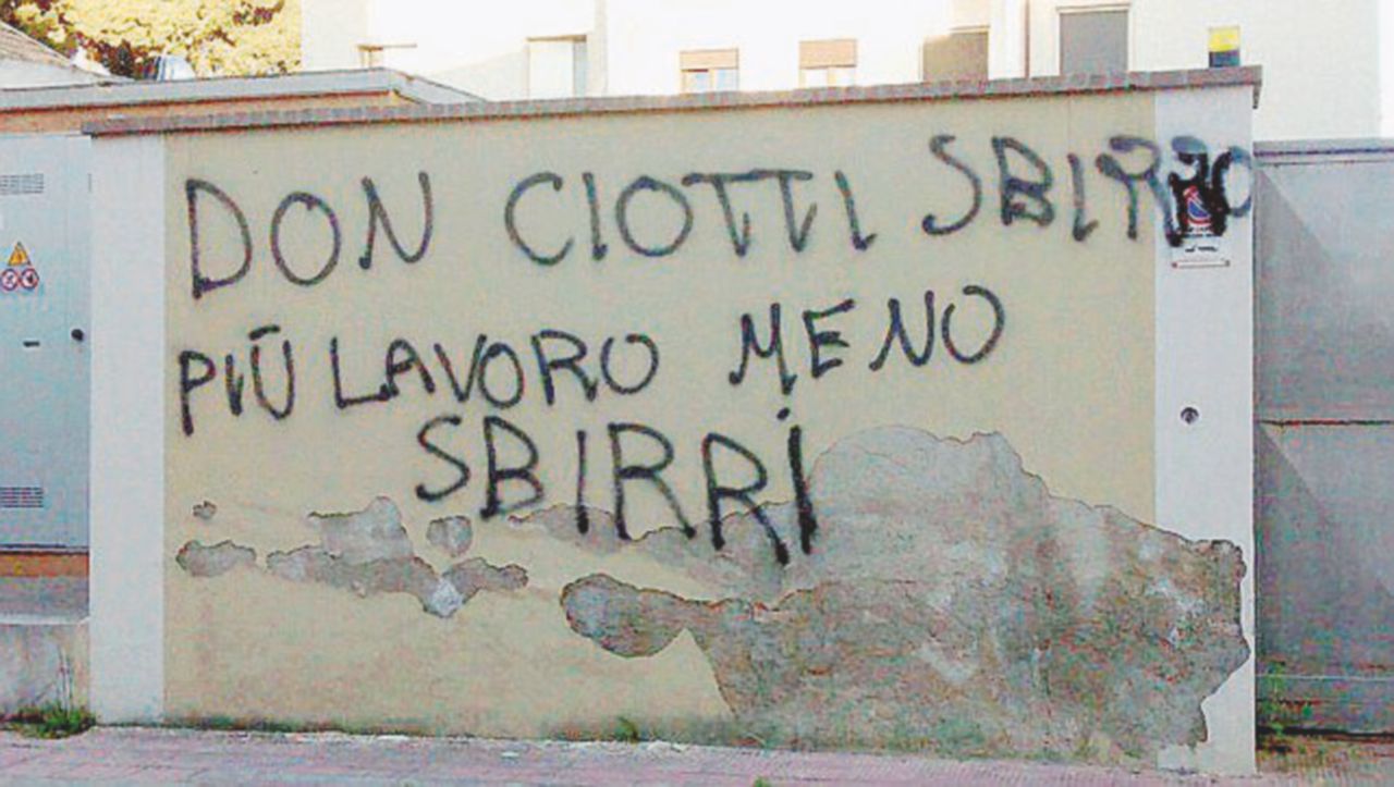 Le scritte comparse a Locri - Ansa Locri si ribella ai writer della ’ndrangheta