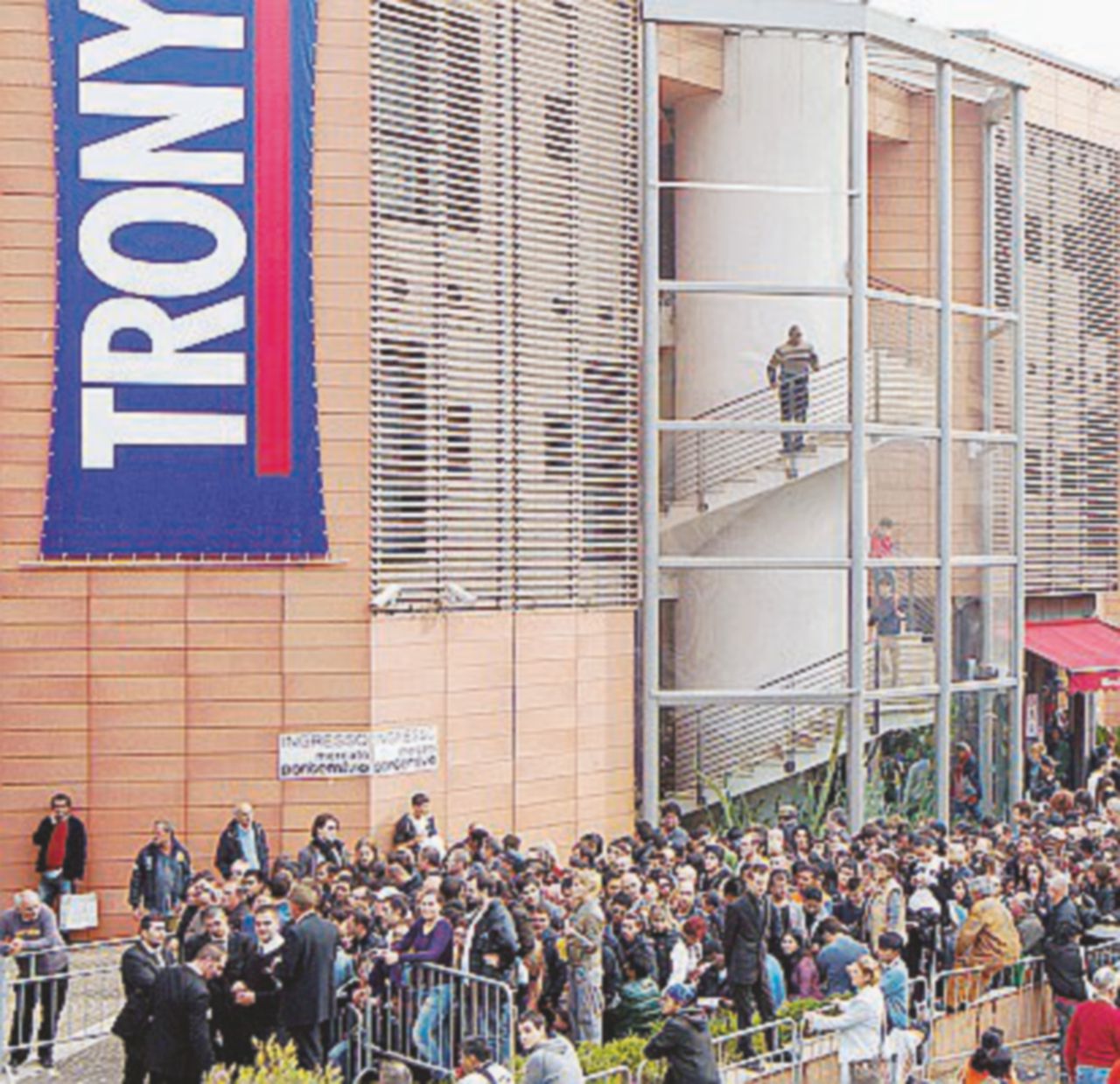 - Ressa a un negozio Trony - Ansa Elettrodomestici Trony, frode fiscale e soldi a San Marino. Tre arresti per bancarotta