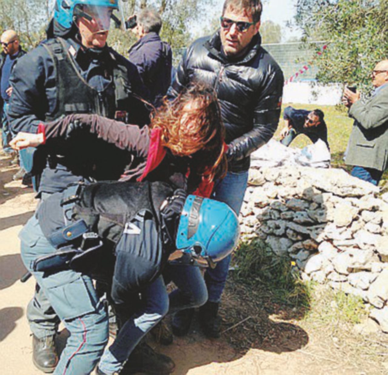 - Polizia contro “No Tap” - Ansa Proteste contro il gasdotto Tap e l’espianto degli ulivi in Salento. Emiliano sta con i manifestanti