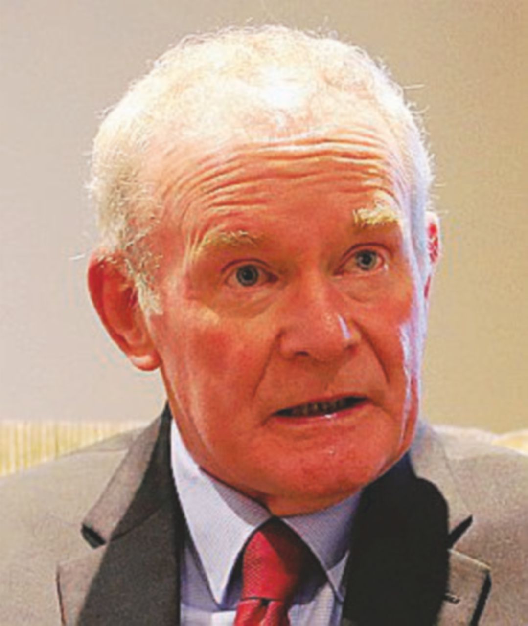 - Martin McGuinness - LaPresse Martin, il terrorista che abbracciò la pace, abbandonò l’Ira e strinse la mano alla regina