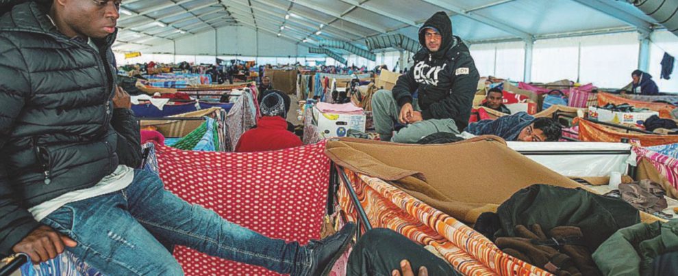 Un centro d’accoglienza per i migranti - LaPresse Migranti, la Procura: “Le Ong ostacolano indagini su scafisti”