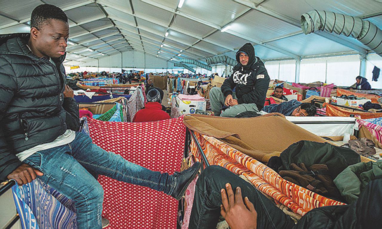 Un centro d’accoglienza per i migranti - LaPresse Migranti, la Procura: “Le Ong ostacolano indagini su scafisti”