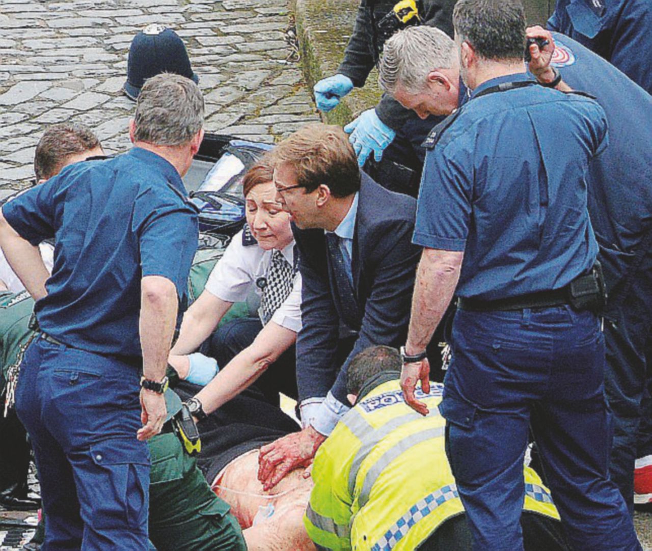 Il deputato conservatore Tobias Ellwood cerca di rianimare il poliziotto colpito dall’attentatore a Westminster - LaPresse L’eroe per caso in un giorno di ordinaria follia