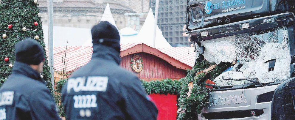 La strage di Natale nel mercatino della capitale tedesca: 19 morti Così l’Isis in ritirata sta creando i nuovi bastardi senza gloria