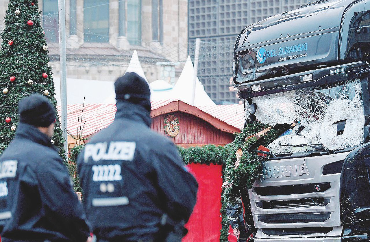 La strage di Natale nel mercatino della capitale tedesca: 19 morti Così l’Isis in ritirata sta creando i nuovi bastardi senza gloria
