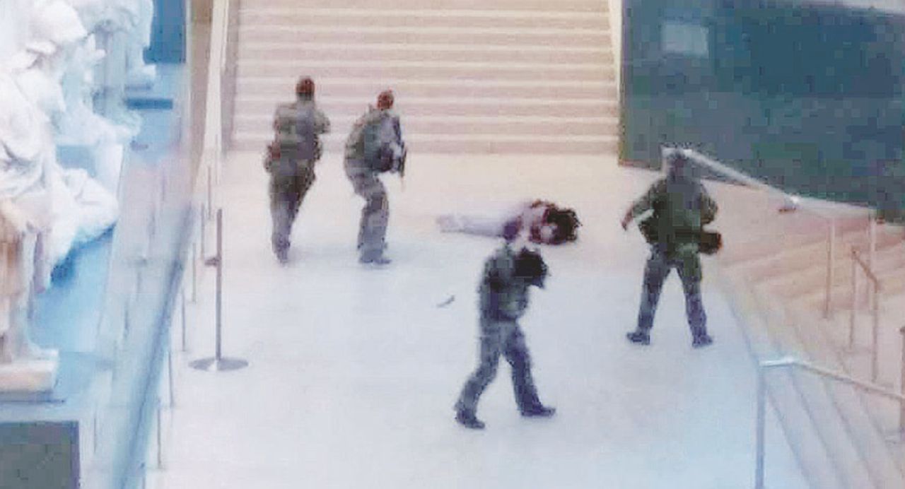 Louvre - Il corpo dell’attentatore dopo l’assalto - LaPresse Nella testa dell’imparabile kamikaze “fai da te”