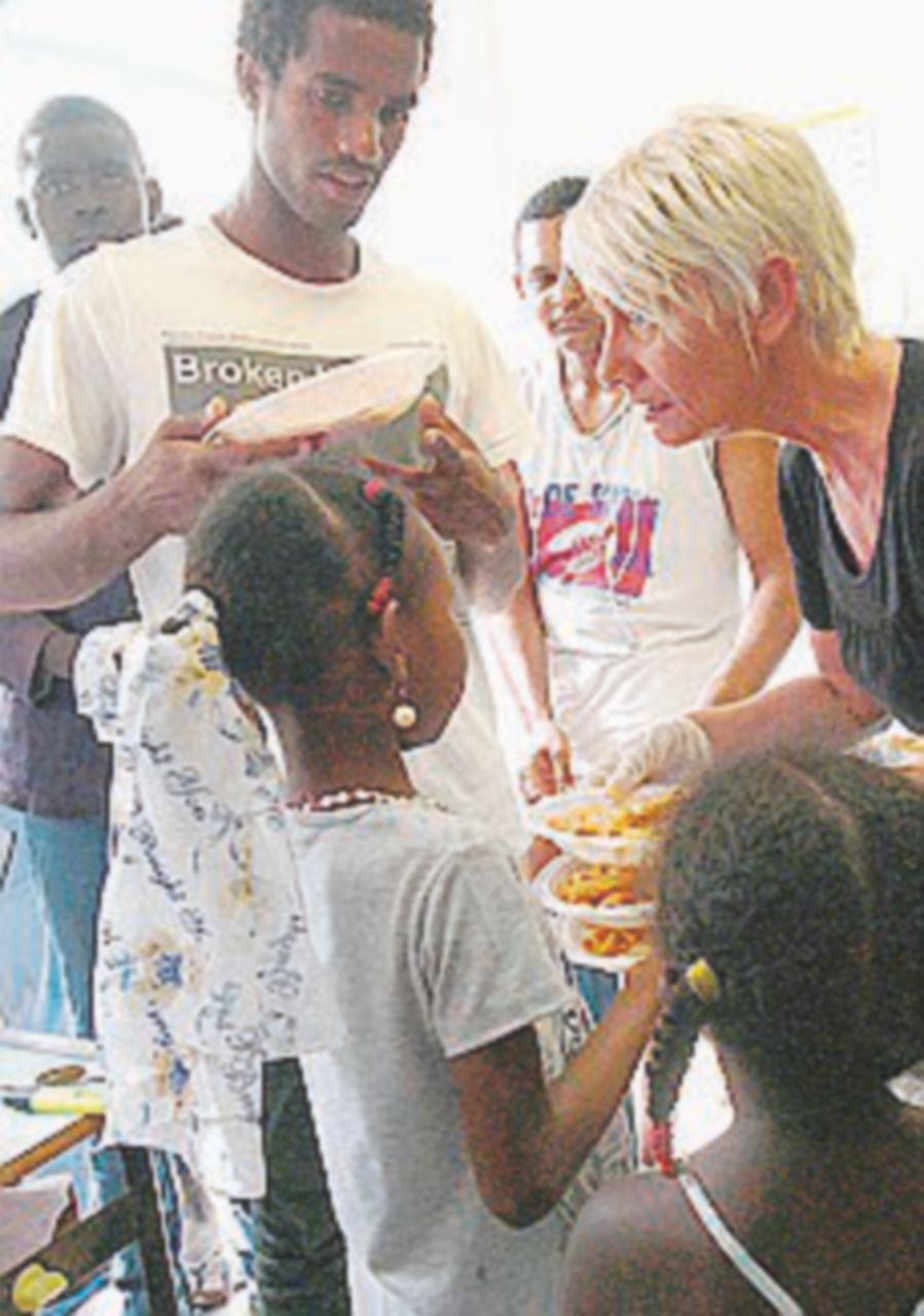 Ventimiglia, multati per aver distribuito cibo ai migranti Ventimiglia, multati per aver distribuito cibo ai migranti