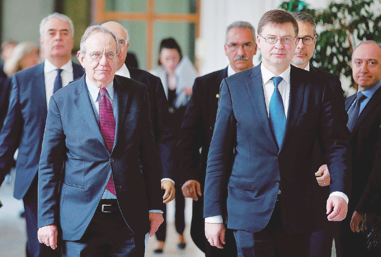 Vertice al Tesoro - Il ministro Pier Carlo Padoan e il commissario Ue Valdis Dombrovskis Conti, missione impossibile: Padoan stretto tra Ue e Renzi