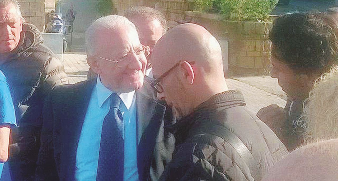 La clientela fatta bene - Il governatore Vincenzo De Luca durante una visita al porto di Pozzuoli, dove ha scherzato con i pescatori sulla famosa “frittura di pesce” per il Sì De Luca e il regalino alla sanità privata