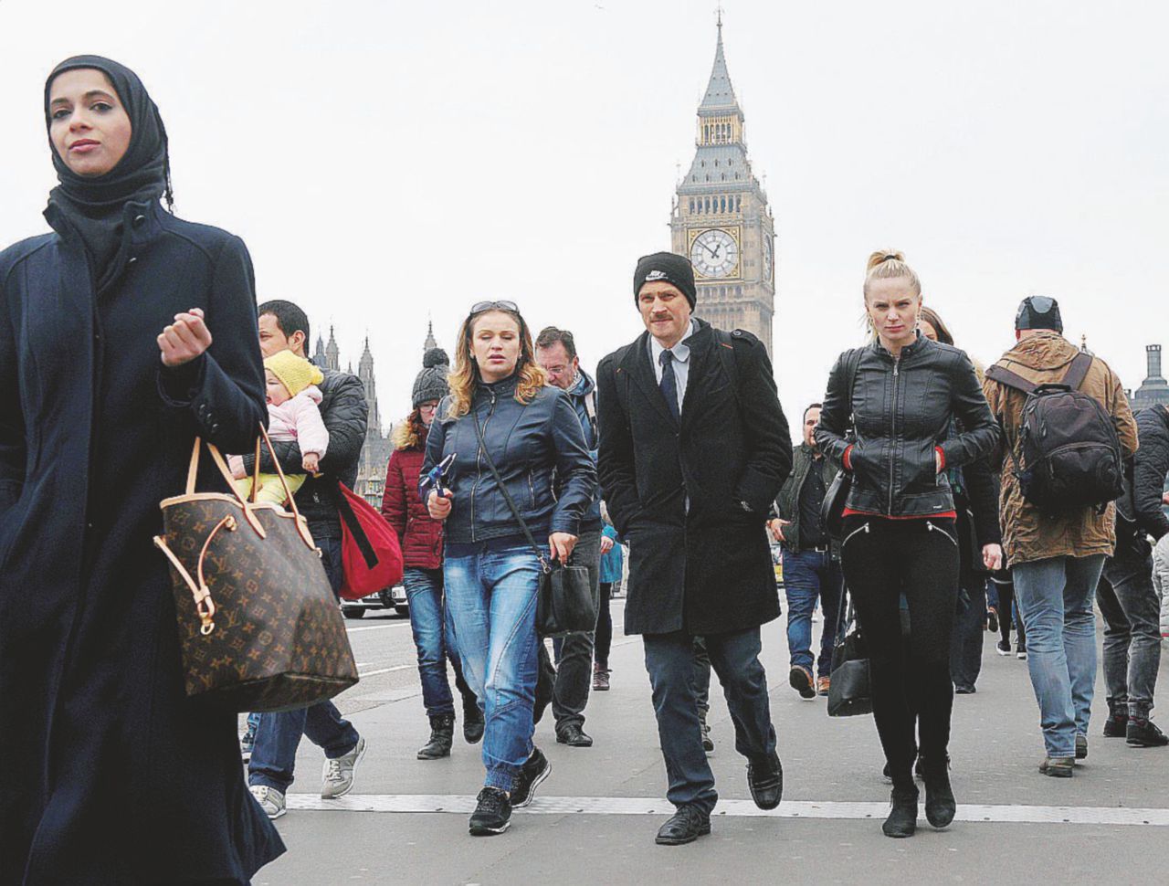 Big Ben nel mirino - Passanti su Westminster bridge, luogo dell’attacco Il “messaggio” che anticipava l’assalto: grosso guaio su 4Chan