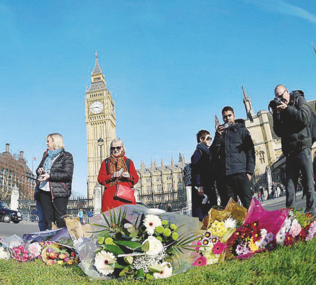 Reazione positiva - Fiori in ricordo delle vittime su un prato vicino a Westminster bridge - Ansa “I loro attacchi non ci paralizzeranno mai”