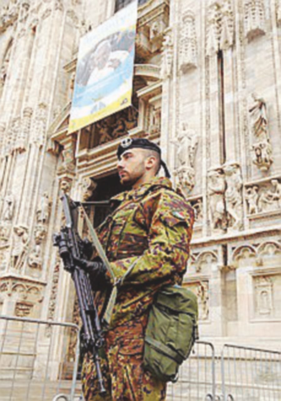 Militari di pattuglia a Milano Bergoglio oggi a Milano: in 10 mila per “proteggerlo”